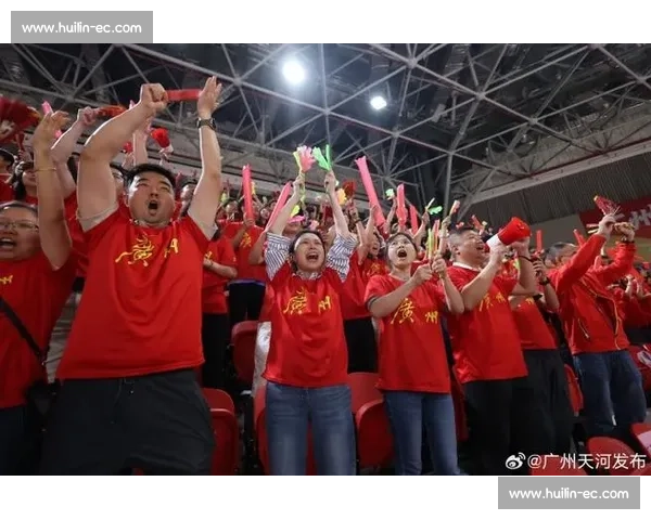 观众呐喊声中点燃比赛激情与赛场热血瞬间